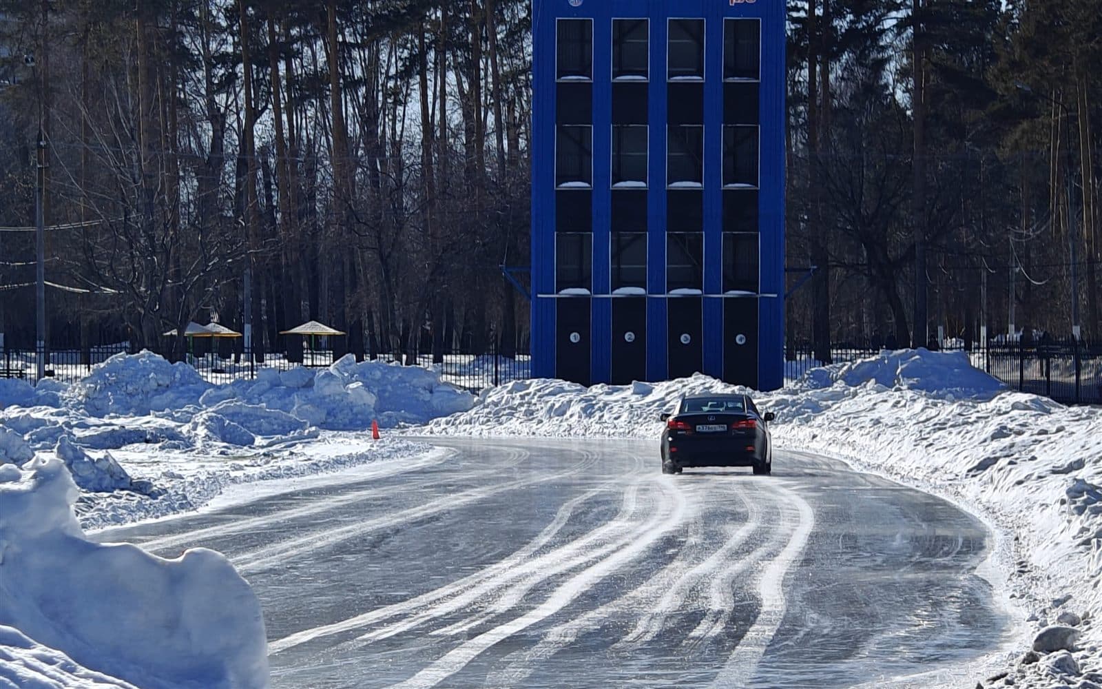 Залитая льдом трасса на городской площадке